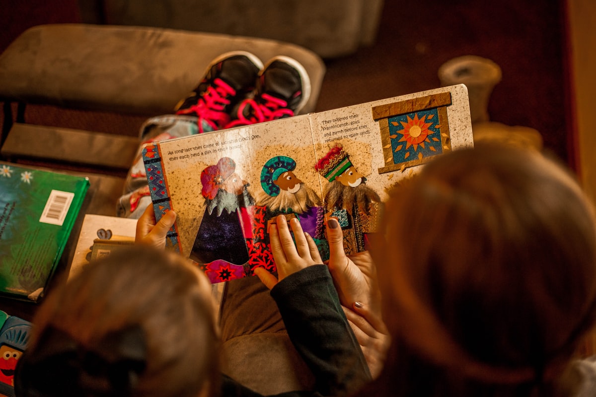 Dos niños leyendo juntos un cuento ilustrado