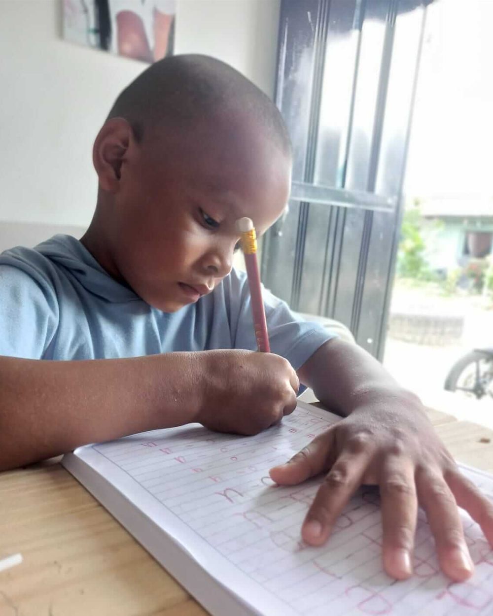 Estudiante de Pequeños Gigantes haciendo sus tareas (1)