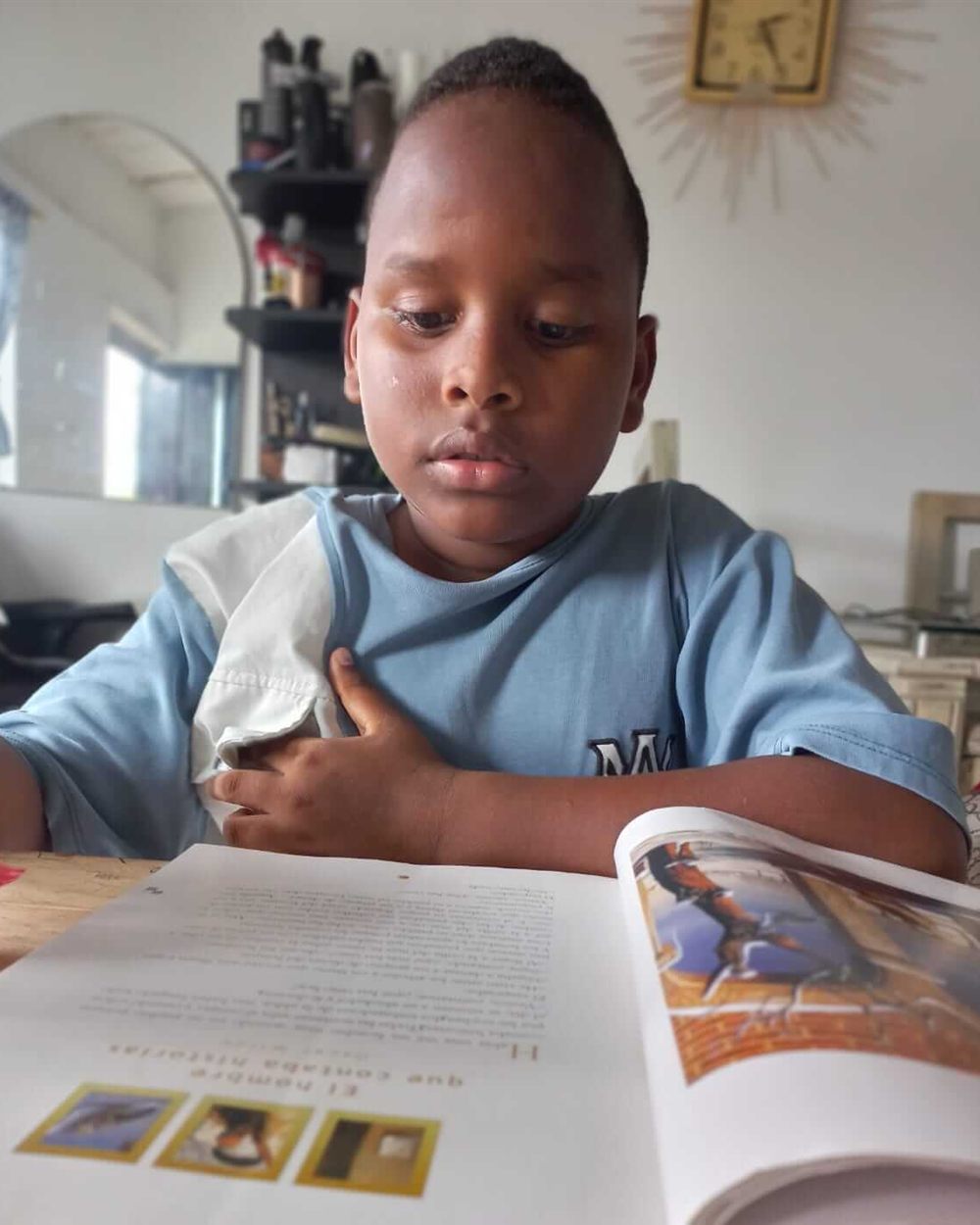 Estudiante de Pequeños Gigantes haciendo sus tareas (3)